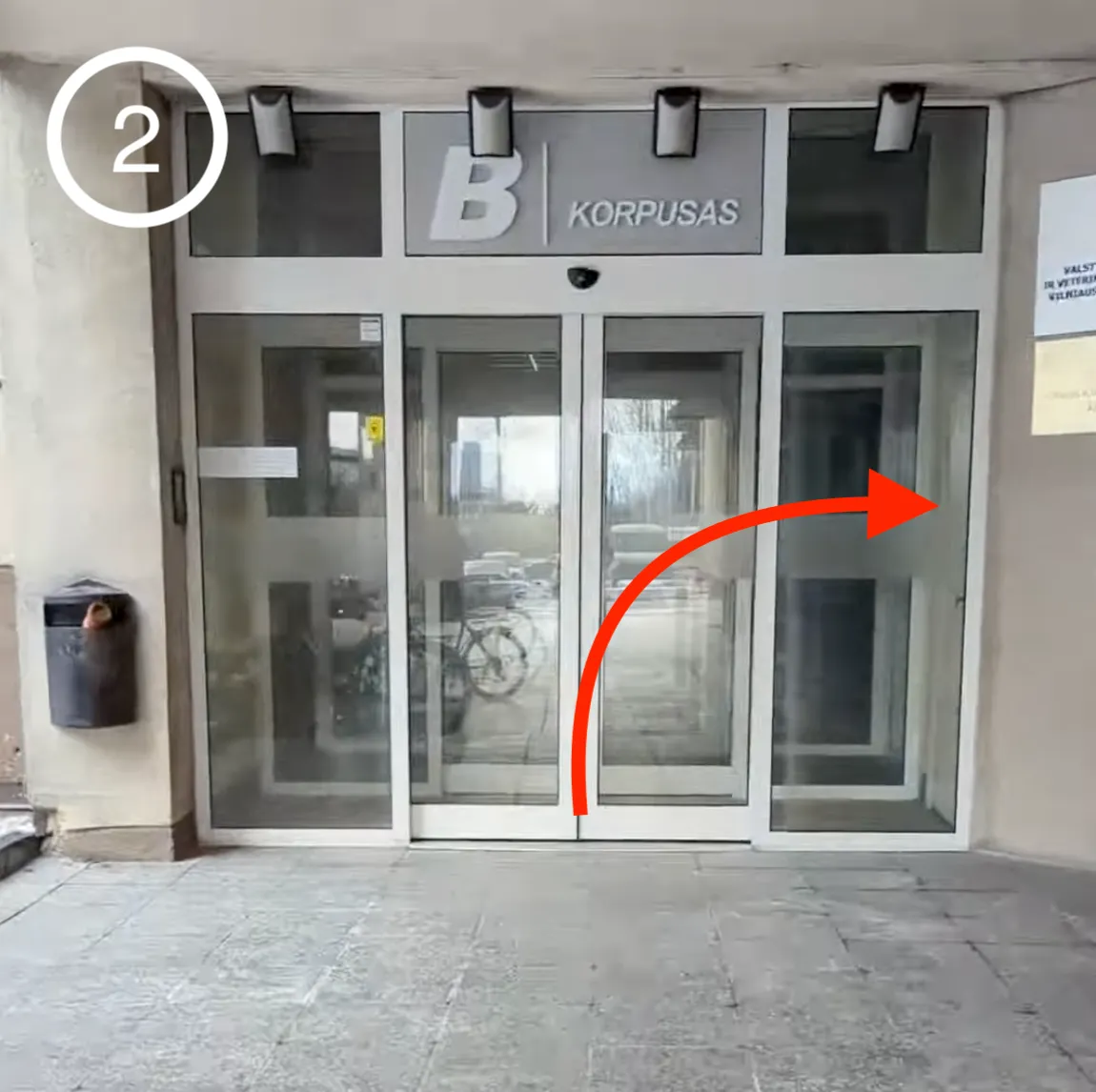 Pasukite į dešinę ir lipkite laiptais